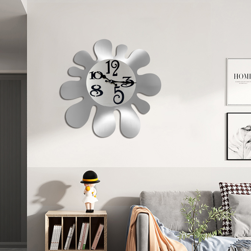 1744099450.jpg clock 6.jpg